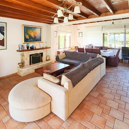 Lovely Home In Kiato With Wifi Kiáton Exterior foto