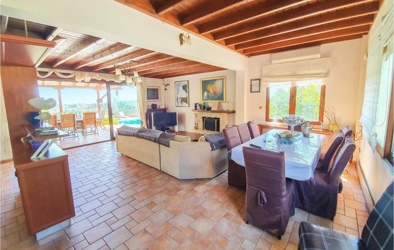 Lovely Home In Kiato With Wifi Kiáton Exterior foto