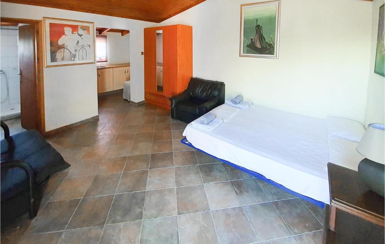 Lovely Home In Kiato With Wifi Kiáton Exterior foto